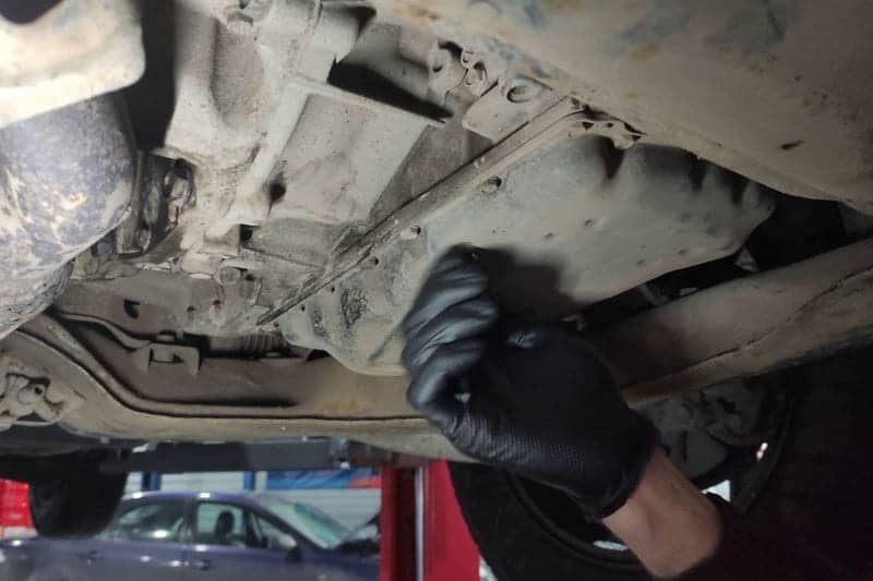 Для удаления старого масла, откручиваем сливную пробку…