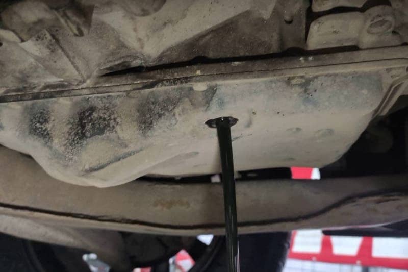 … и сливаем старое масло.