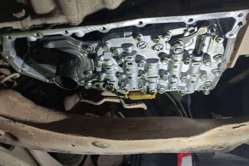 Блок клапанов вариатора. Поддон вариатора уже демонтирован.