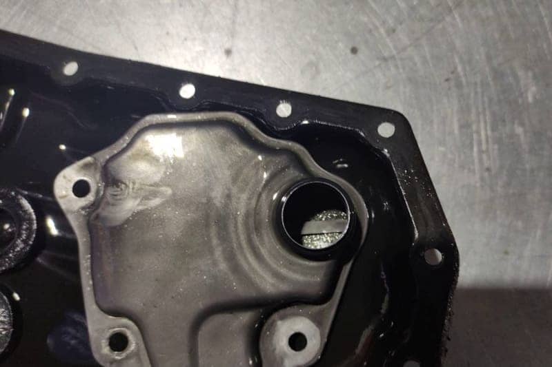 Отслуживший своё загрязненный фильтр грубой очистки масла.