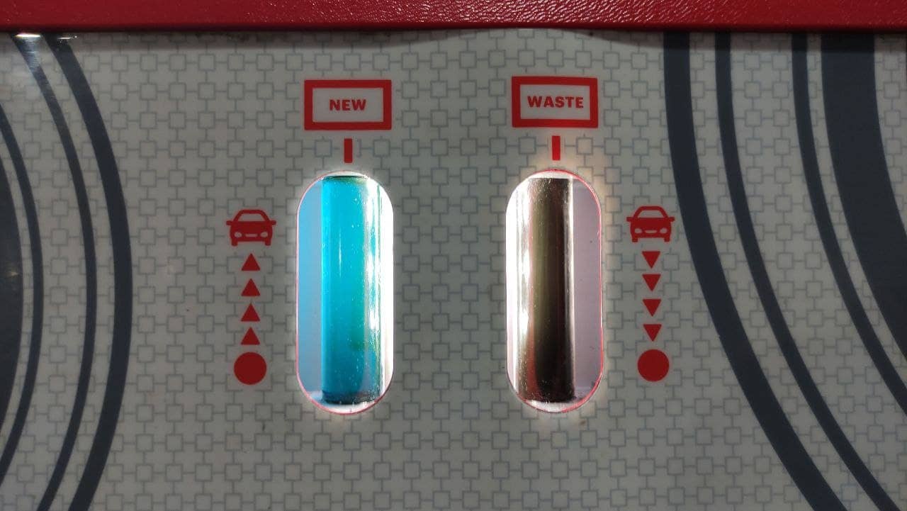 Поддон установили на место, начинаем полную аппаратную замену масла в вариаторе. В трубке справа – отработанное масло. В трубке слева – новое