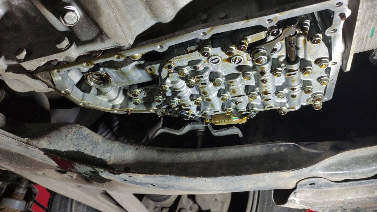 Блок клапанов вариатора. Поддон вариатора уже демонтирован