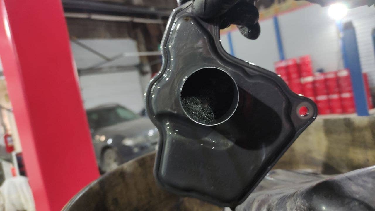 Отслуживший своё загрязненный фильтр грубой очистки масла