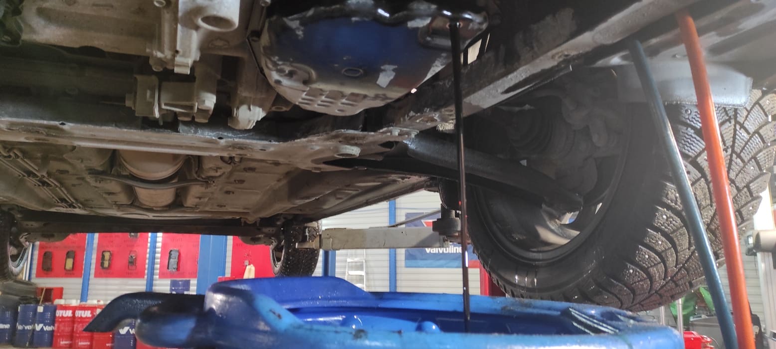 Открутив сливную пробку сливаем старое масло из поддона вариатора. При снятии самого поддона сольётся ещё масло, общий объём слитого масла из поддона у таких вариаторов может составлять 4,2 – 4,5 литра.