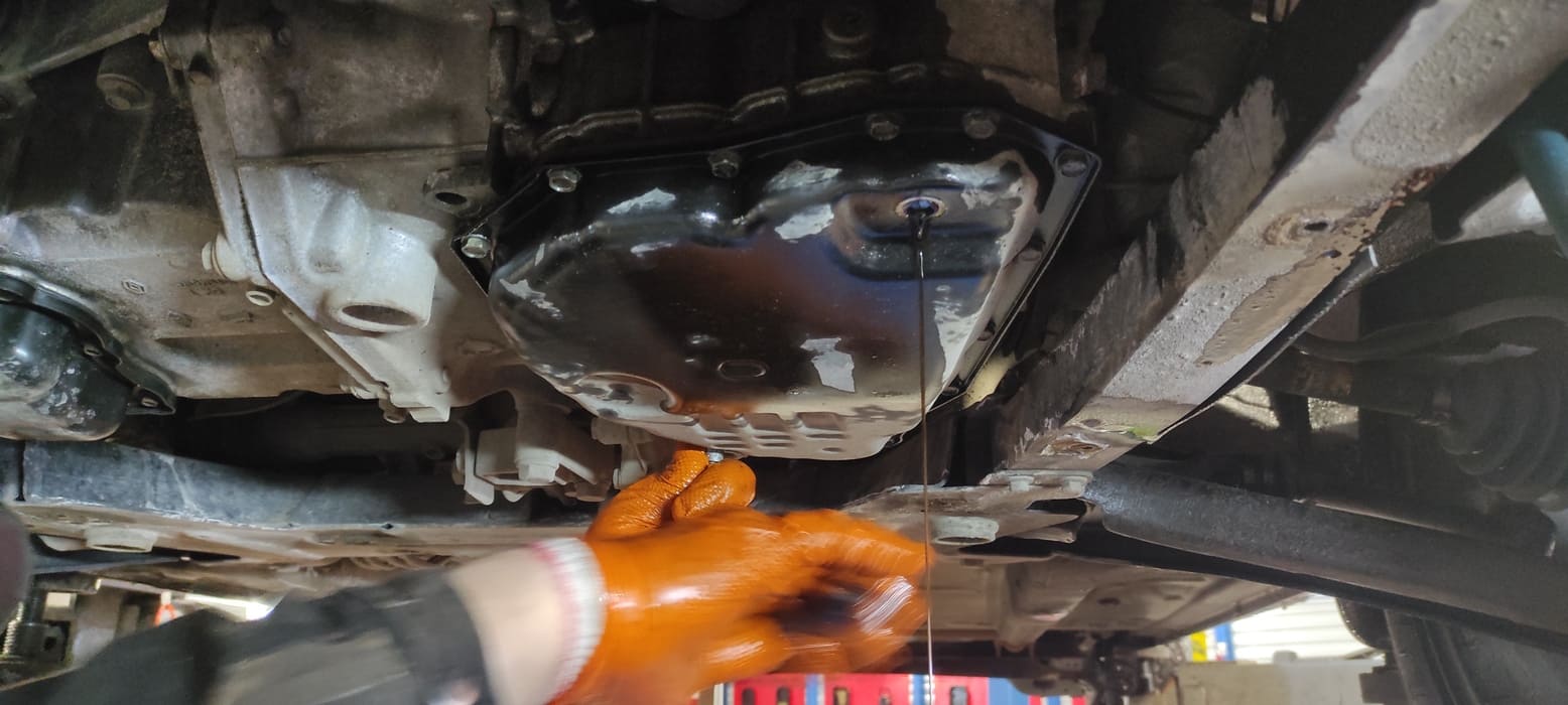 Для снятия поддона откручиваем несколько болтов его крепления.