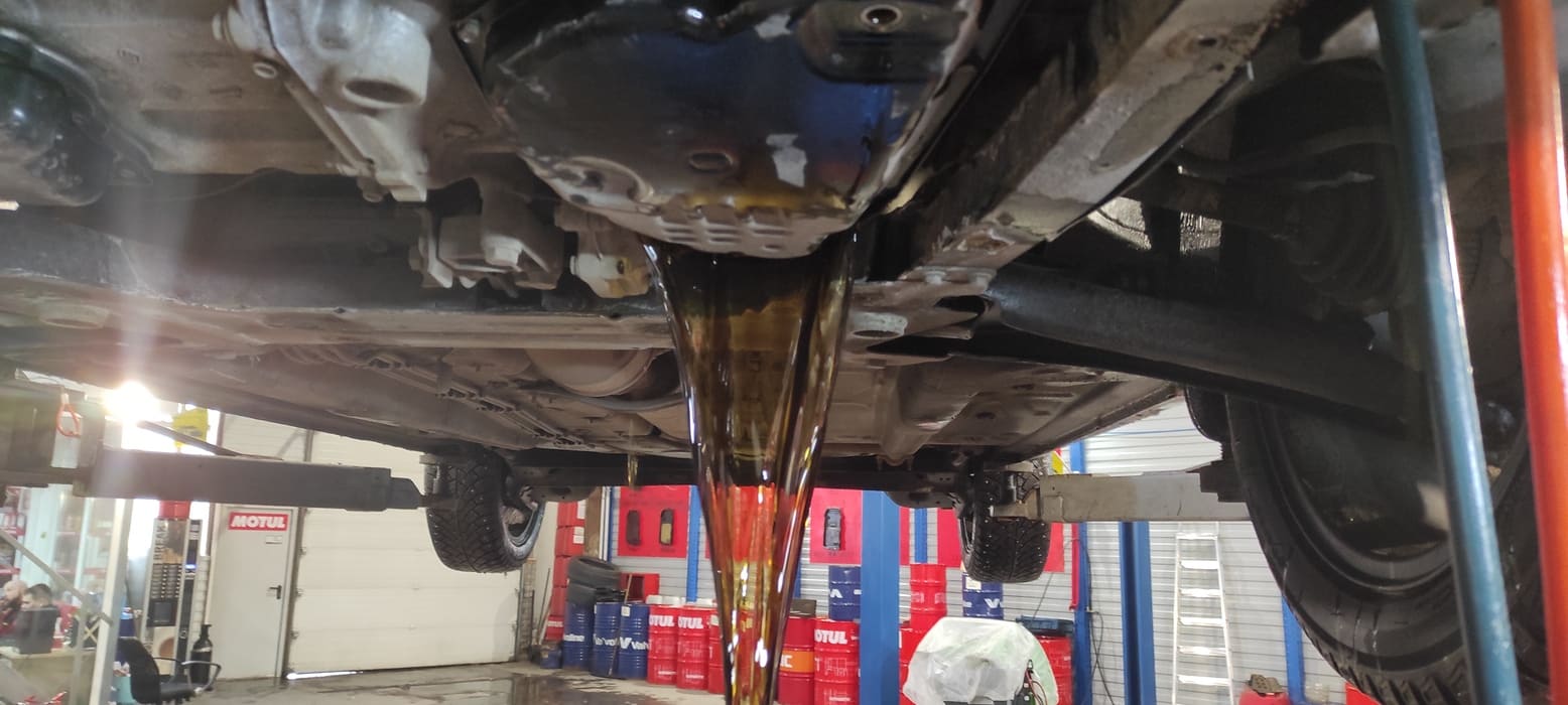 Сливаются остатки масла из поддона.