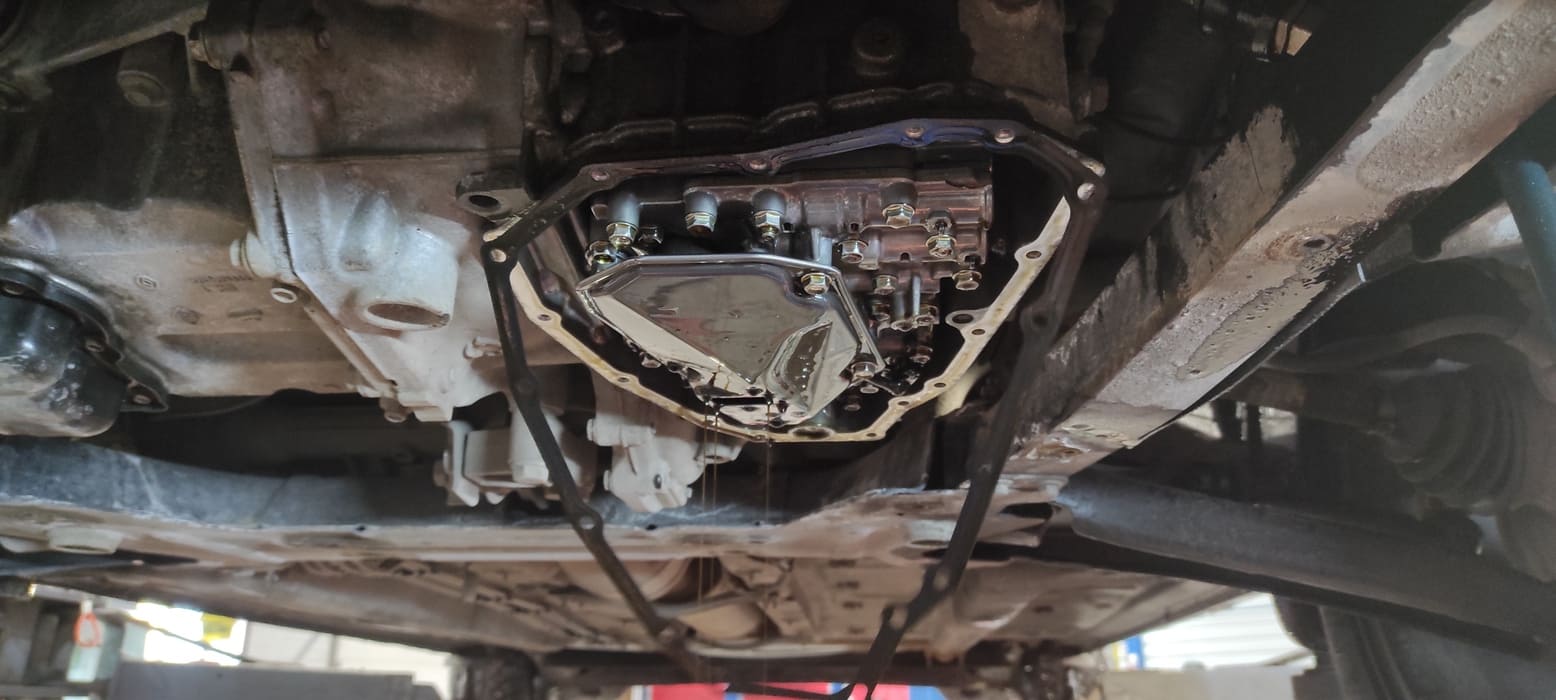 После снятия поддона обнажается фильтр грубой очистки вариаторного масла.