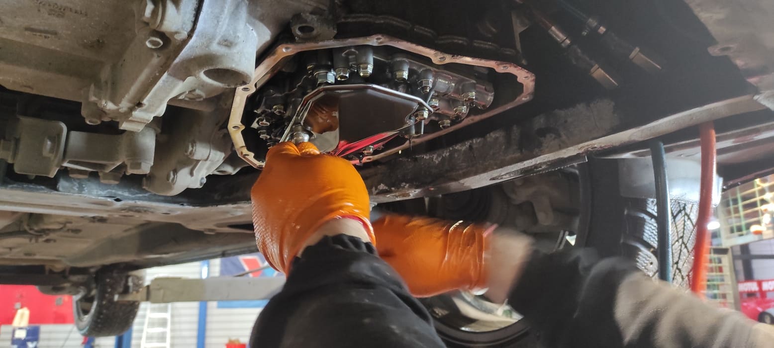 Откручиваем болты крепления фильтра грубой очистки и снимаем его для промывки. 78