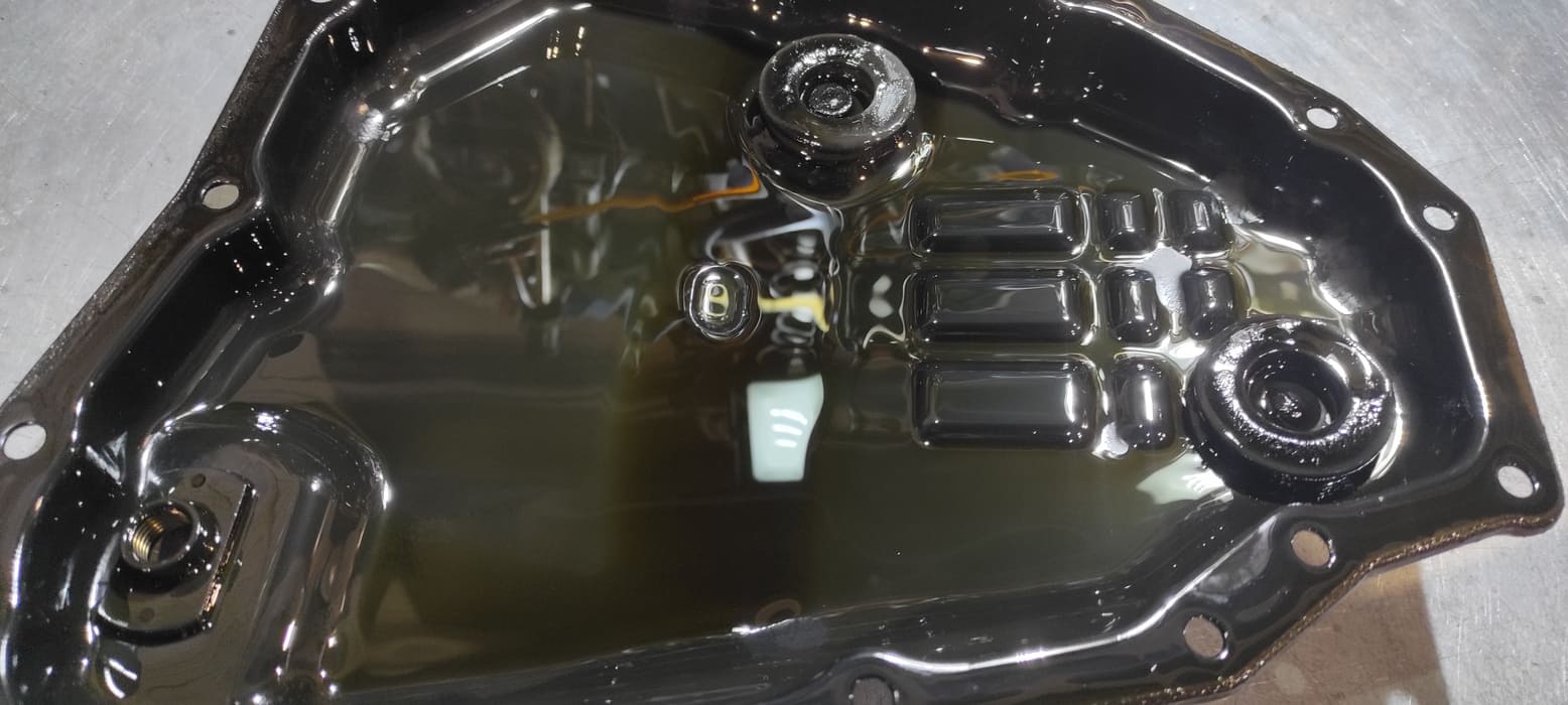 Оцениваем загрязнения на поддоне и магнитах. В данном случае ничего криминального не выявлено. Масло и магниты не имеют критических видов загрязнений (металлических частиц).