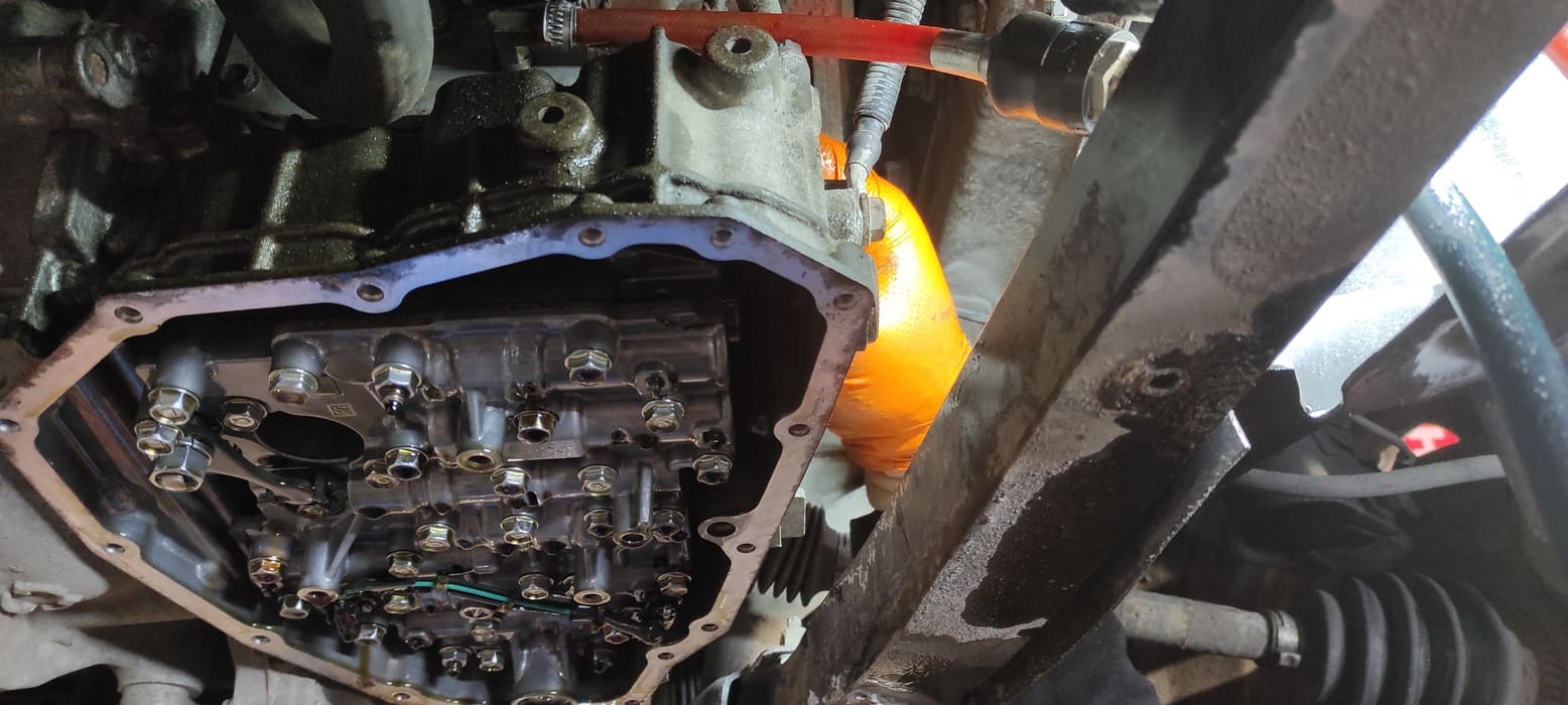 Замене подлежит и фильтр тонкой очистки масла вариатора. Он находится сбоку, напротив левого колеса.