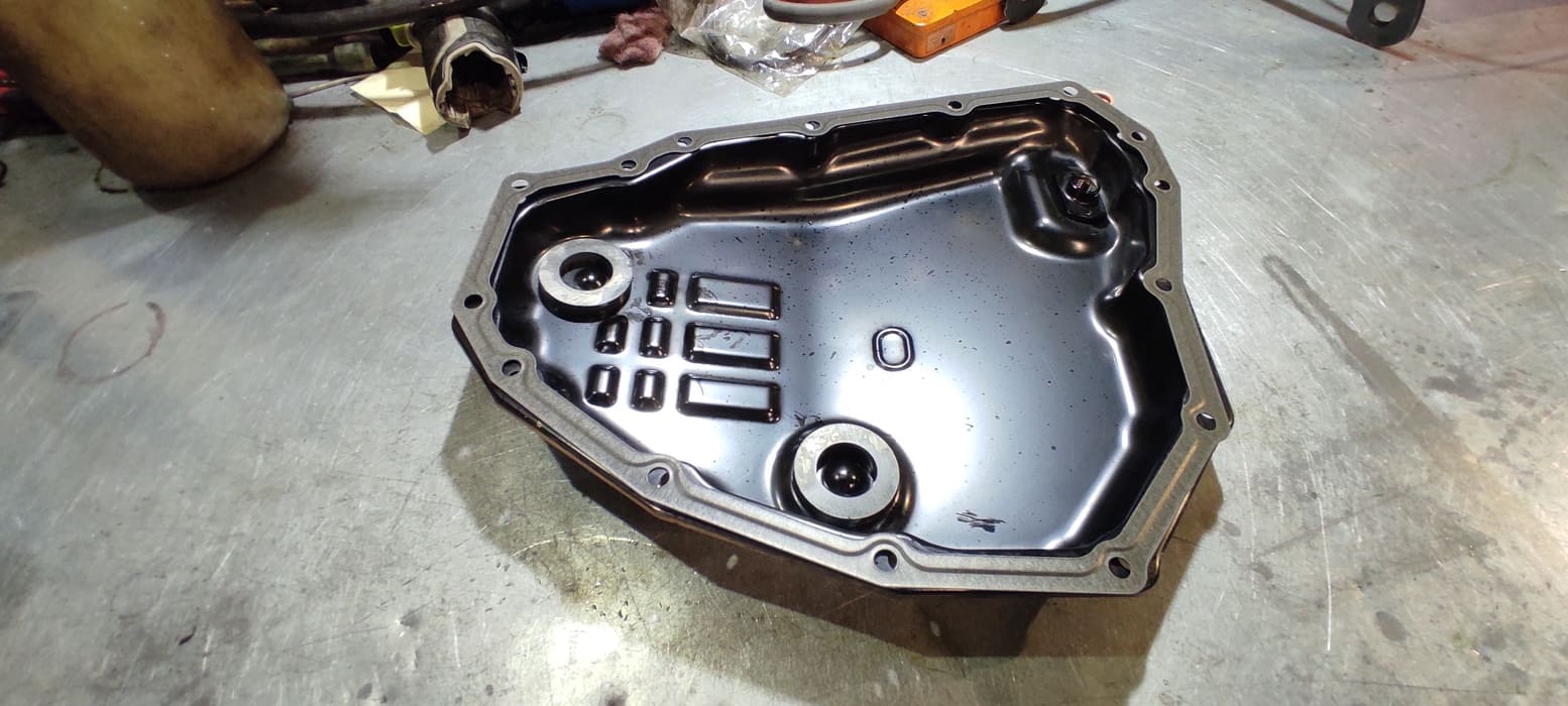 Поддон готов к установке. Поддон очищен, чистые магниты и новая прокладка поддона на своих местах.