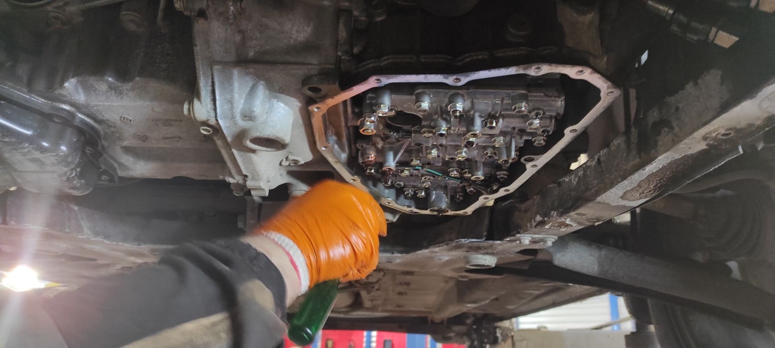 Для лучшего прилегания поддона и профилактики подтекания масла плоскость прилегания поддона к корпусу вариатора необходимо тщательно очистить.