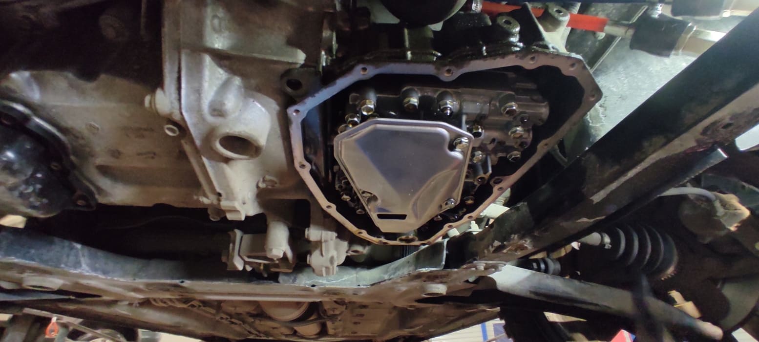 Чистый фильтр грубой очистки масла закреплён на своём месте.