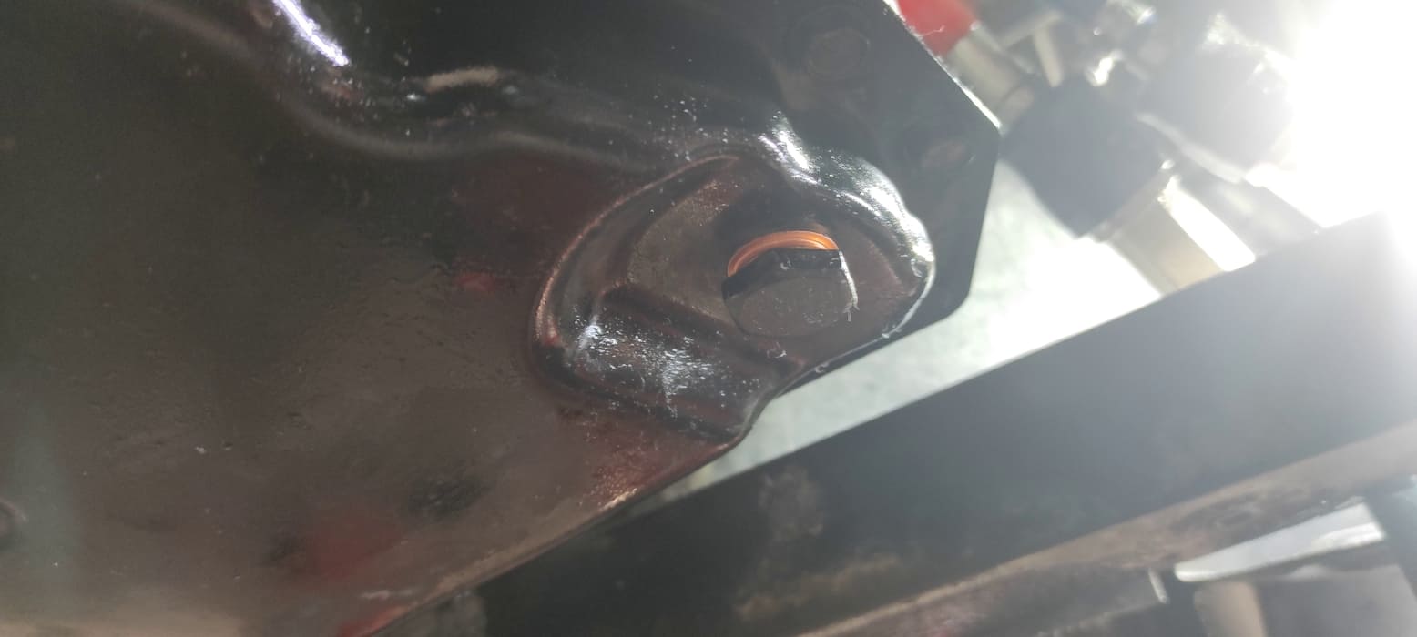 Устанавливаем поддон вариатора на место и закручиваем сливную пробку с новой медной шайбой-прокладкой. Теперь всё готово к работе установки аппаратной замены масла.