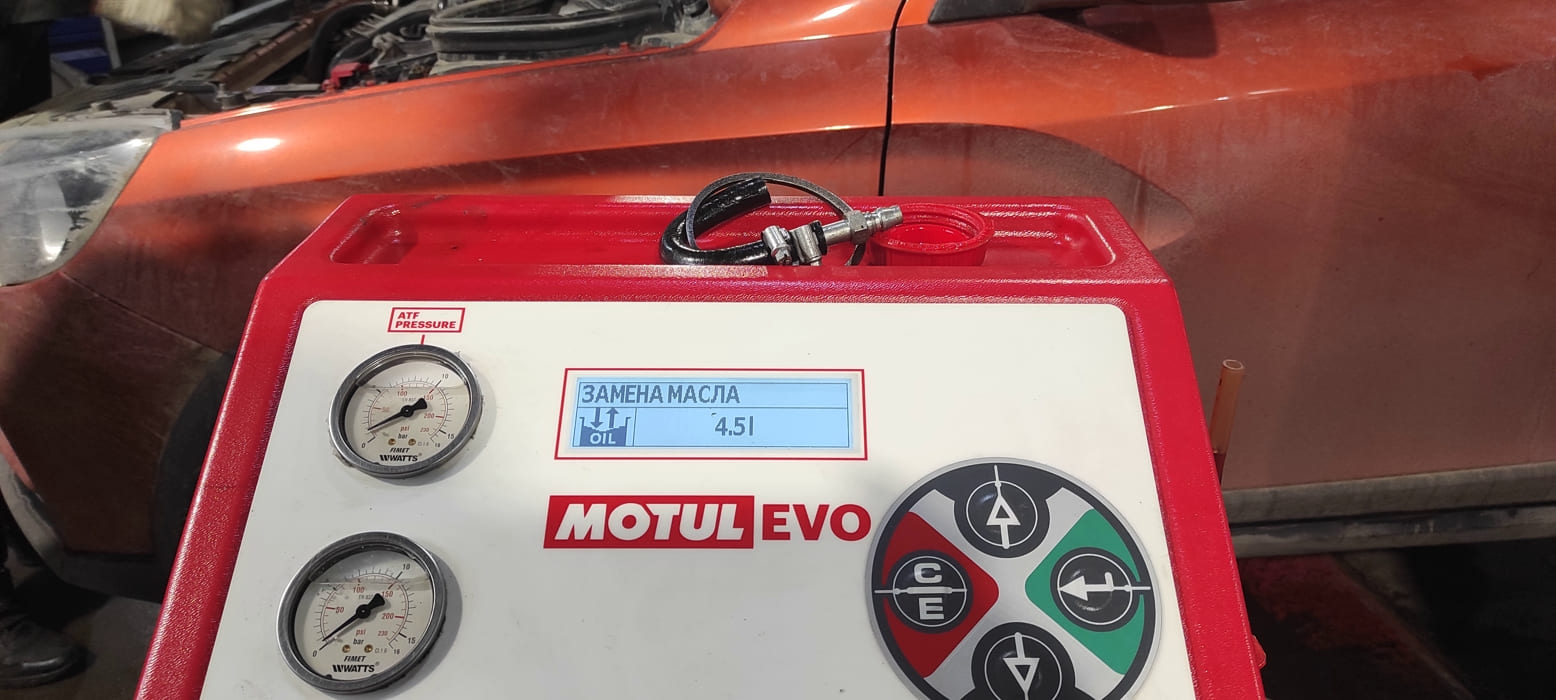 Слитое старое масло при демонтаже поддона необходимо заместить новым маслом в том же количестве. Делаем это при помощи установки.