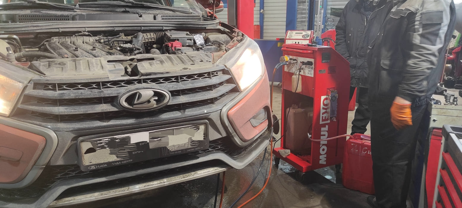 Запускаем двигатель автомобиля, запускаем программу на установке. Процедура аппаратной замены масла началась.