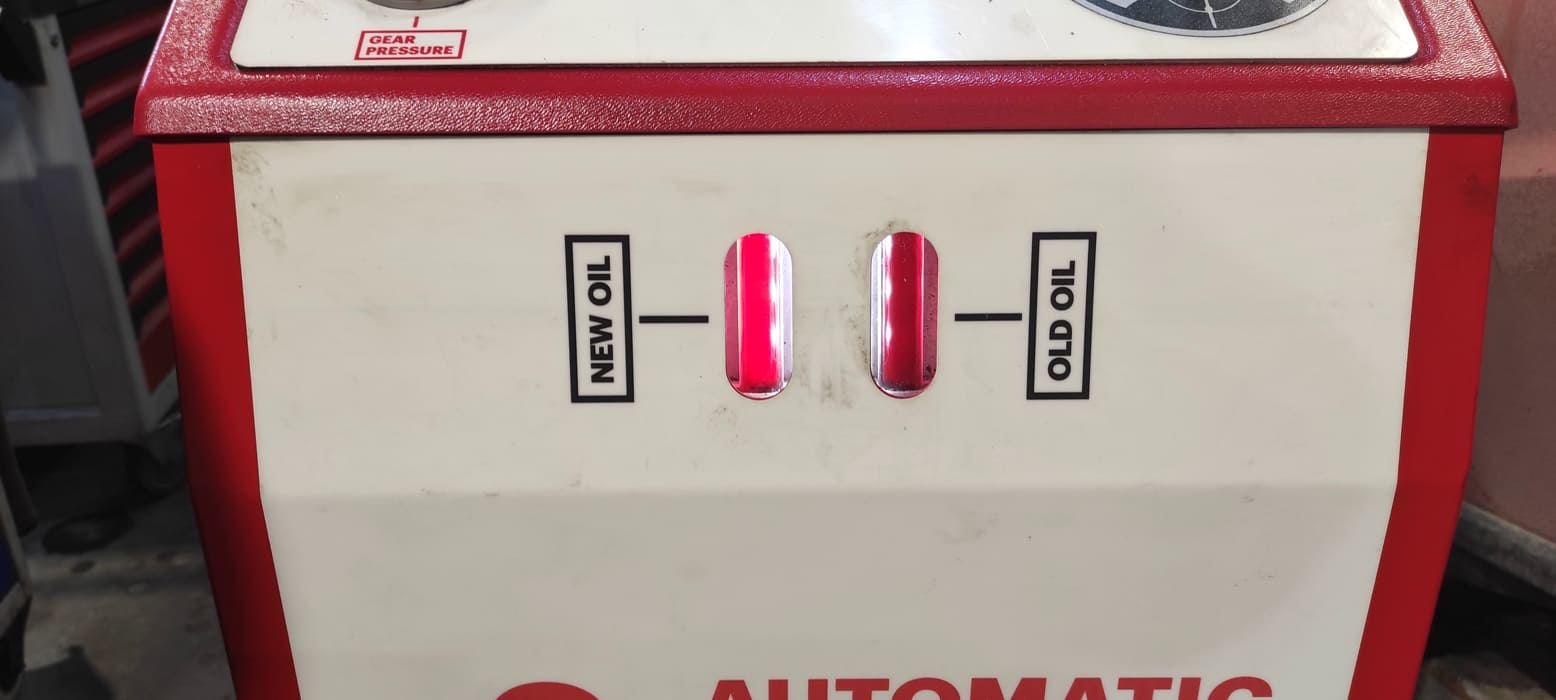 По мере завершения процедуры масло светлеет. Новое масло замещает (вытесняет) старое масло в вариаторе.