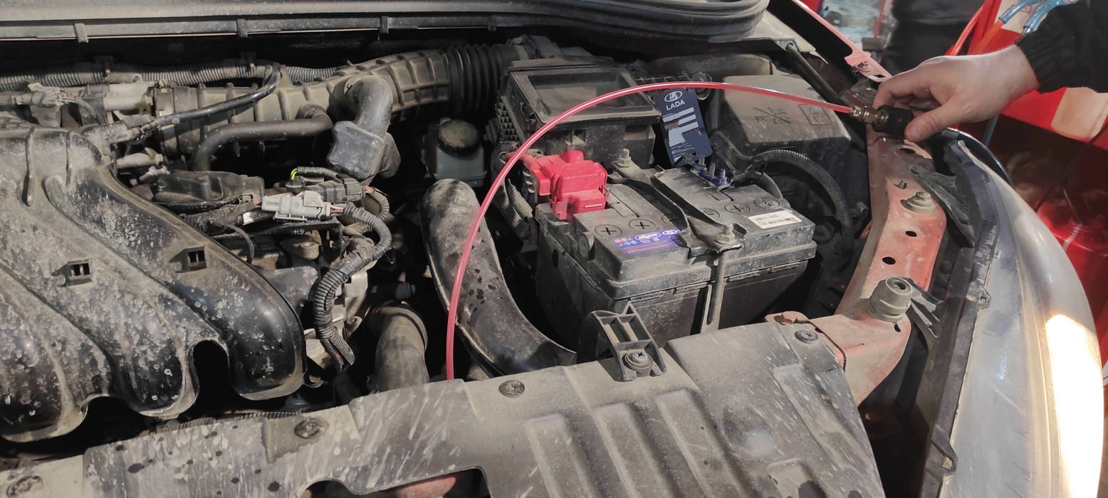 Недостающее количество масла добавляется через отверстие щупа.