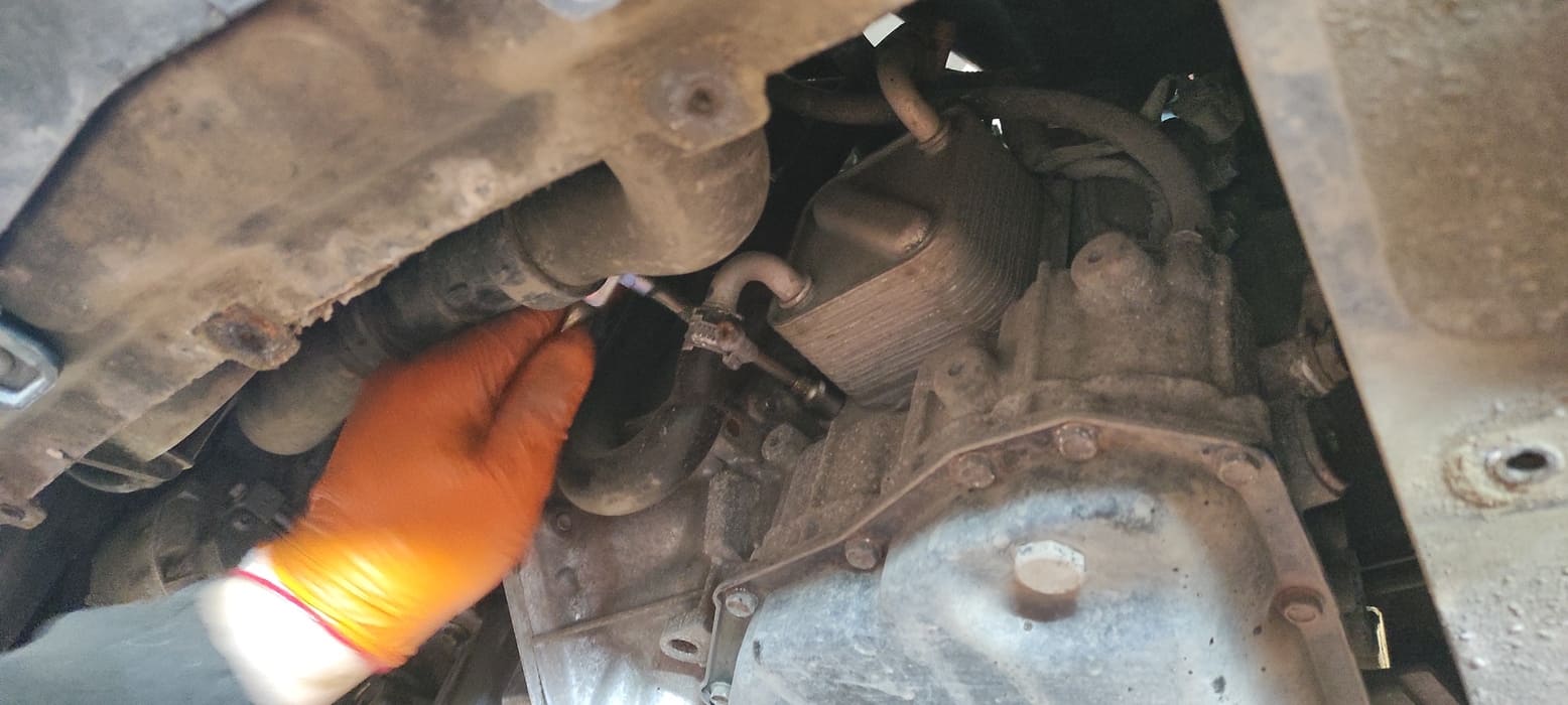 Откручиваем болты крепления теплообменника к вариатору и отводим теплообменник в сторону.