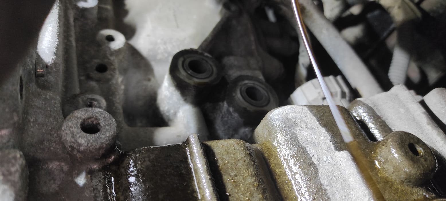 Через эти каналы масло из вариатора поступает в теплообменник, где отдаёт лишнее тепло антифризу, который также циркулирует через теплообменник. Нельзя сказать, что такой подход к охлаждению масла эффективен. Получить перегрев масла достаточно легко. Масло быстро состарится.