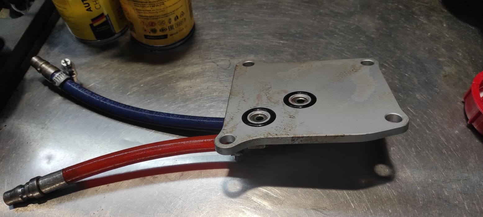 Так выглядит переходник, который свяжет установку для аппаратной замены масла с вариатором. Мы его закрепим вместо теплообменника.